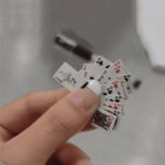 Mini karty do pokera – mikroskopijny zestaw do gry i żartów