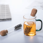 Szklany zaparzacz do herbaty z korkiem – minimalistyczny infuser borokrzemowy