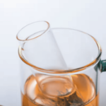 Szklany zaparzacz do herbaty z korkiem – minimalistyczny infuser borokrzemowy