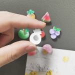 Magnesy owoce 10 szt. – kolorowe magnesy na lodówkę w stylu kreskówkowym
