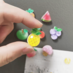 Magnesy owoce 10 szt. – kolorowe magnesy na lodówkę w stylu kreskówkowym