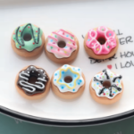 Magnesy pączki 6 szt. – kolorowe magnesy na lodówkę w stylu kawaii