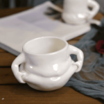 Kubek brzuch z rękami – ceramiczny kubek 350 ml w kształcie torsu