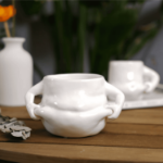 Kubek brzuch z rękami – ceramiczny kubek 350 ml w kształcie torsu