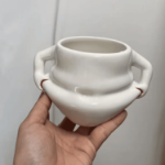 Kubek brzuch z rękami – ceramiczny kubek 350 ml w kształcie torsu
