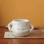 Kubek brzuch z rękami – ceramiczny kubek 350 ml w kształcie torsu