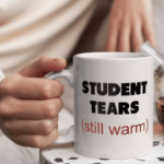 Kubek Student Tears – śmieszny kubek 320 ml dla nauczyciela lub wykładowcy