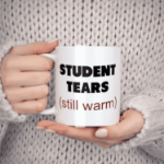 Kubek Student Tears – śmieszny kubek 320 ml dla nauczyciela lub wykładowcy