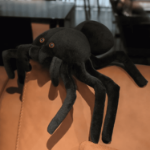 Pluszowy pająk  – czarna tarantula maskotka dekoracja Halloween