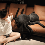 Pluszowy pająk  – czarna tarantula maskotka dekoracja Halloween