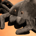 Pluszowy pająk  – czarna tarantula maskotka dekoracja Halloween