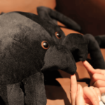 Pluszowy pająk  – czarna tarantula maskotka dekoracja Halloween