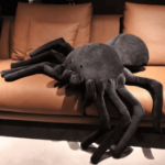 Pluszowy pająk  – czarna tarantula maskotka dekoracja Halloween