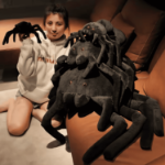 Pluszowy pająk  – czarna tarantula maskotka dekoracja Halloween