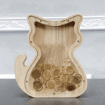 drewniana skarbonka kot z akrylową szybą