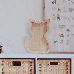 drewniana skarbonka kot z akrylową szybą