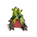 Skarbonka żaby na walizce figurka z żywicy 