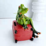 Skarbonka żaby na walizce figurka z żywicy 