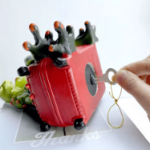 Skarbonka żaby na walizce figurka z żywicy 