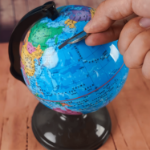 Skarbonka globus niebieska mapa świata 20 cm prezent