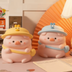 Skarbonka świnka z czapką winylowa duża prezent