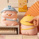 Skarbonka świnka z czapką winylowa duża prezent