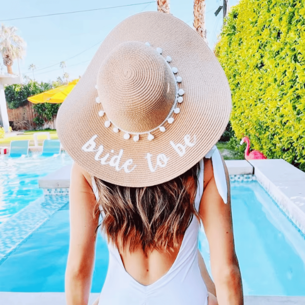 Kapelusz Bride To Be – plażowy kapelusz panny młodej