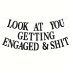 Baner Look At You Getting Engaged – śmieszna dekoracja zaręczyn