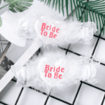 Podwiązka Bride To Be – biała lub różowa na panieński