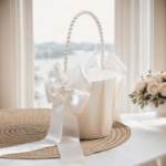 Koszyk ślubny z perłową rączką 22 cm – biały koszyk z kokardą