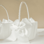 Koszyk ślubny z perłową rączką 22 cm – biały koszyk z kokardą