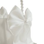 Koszyk ślubny z perłową rączką 22 cm – biały koszyk z kokardą