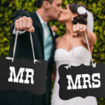 Tabliczki ślubne MR & MRS 26×17 cm – dekoracja na krzesła i sesję