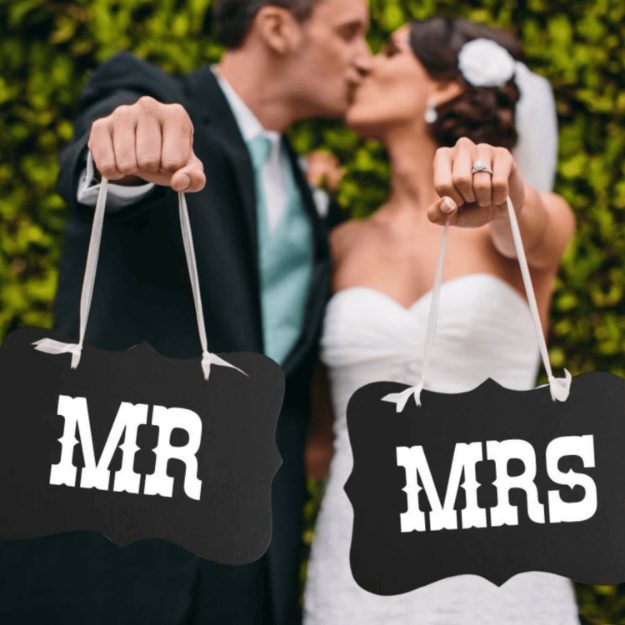 Tabliczki ślubne MR & MRS 26×17 cm – dekoracja na krzesła i sesję