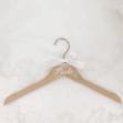 Wieszak Bride z perełkami – drewniany wieszak ślubny 38 cm
