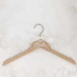 Wieszak Bride z perełkami – drewniany wieszak ślubny 38 cm