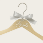 Wieszak Bride z perełkami – drewniany wieszak ślubny 38 cm