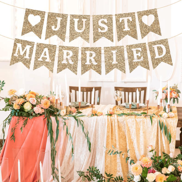 Złota girlanda Just Married – brokatowa dekoracja ślubna