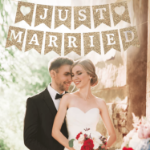 Złota girlanda Just Married – brokatowa dekoracja ślubna