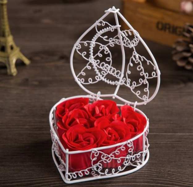 Mydlane róże w białym koszyczku