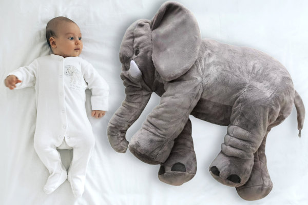 Dziecko z Poduszką Słoniem jako prezent dla noworodka